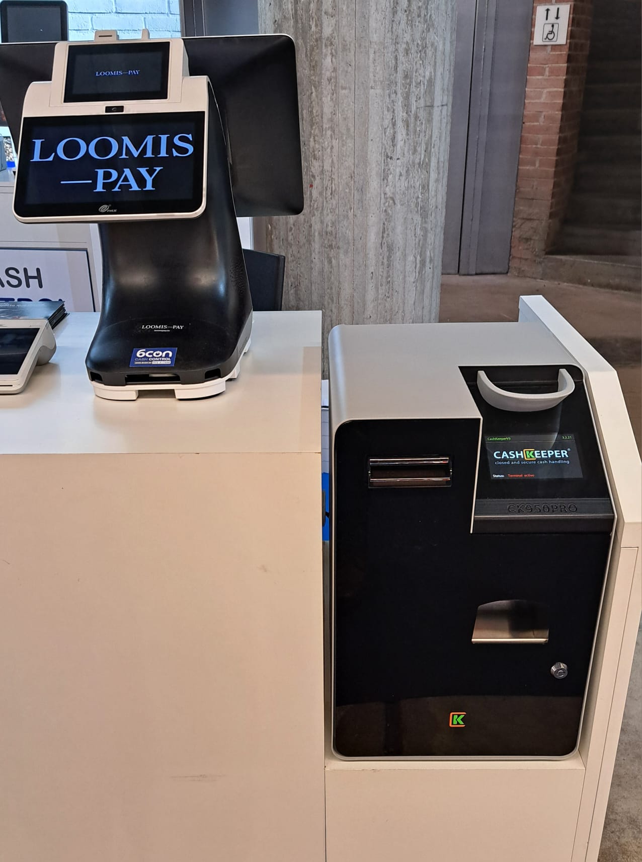 Terminal Loomis Pay junto a un CashKeeper CK950 Pro