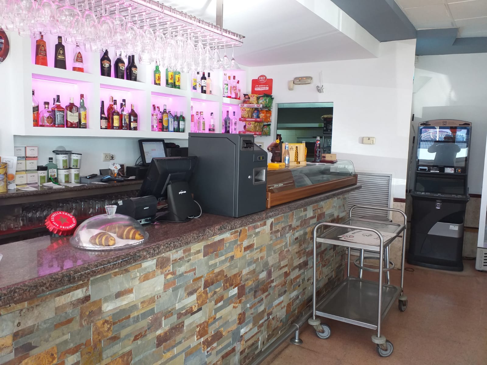 Instal·lació CashKeeper en una barra de bar amb TPV