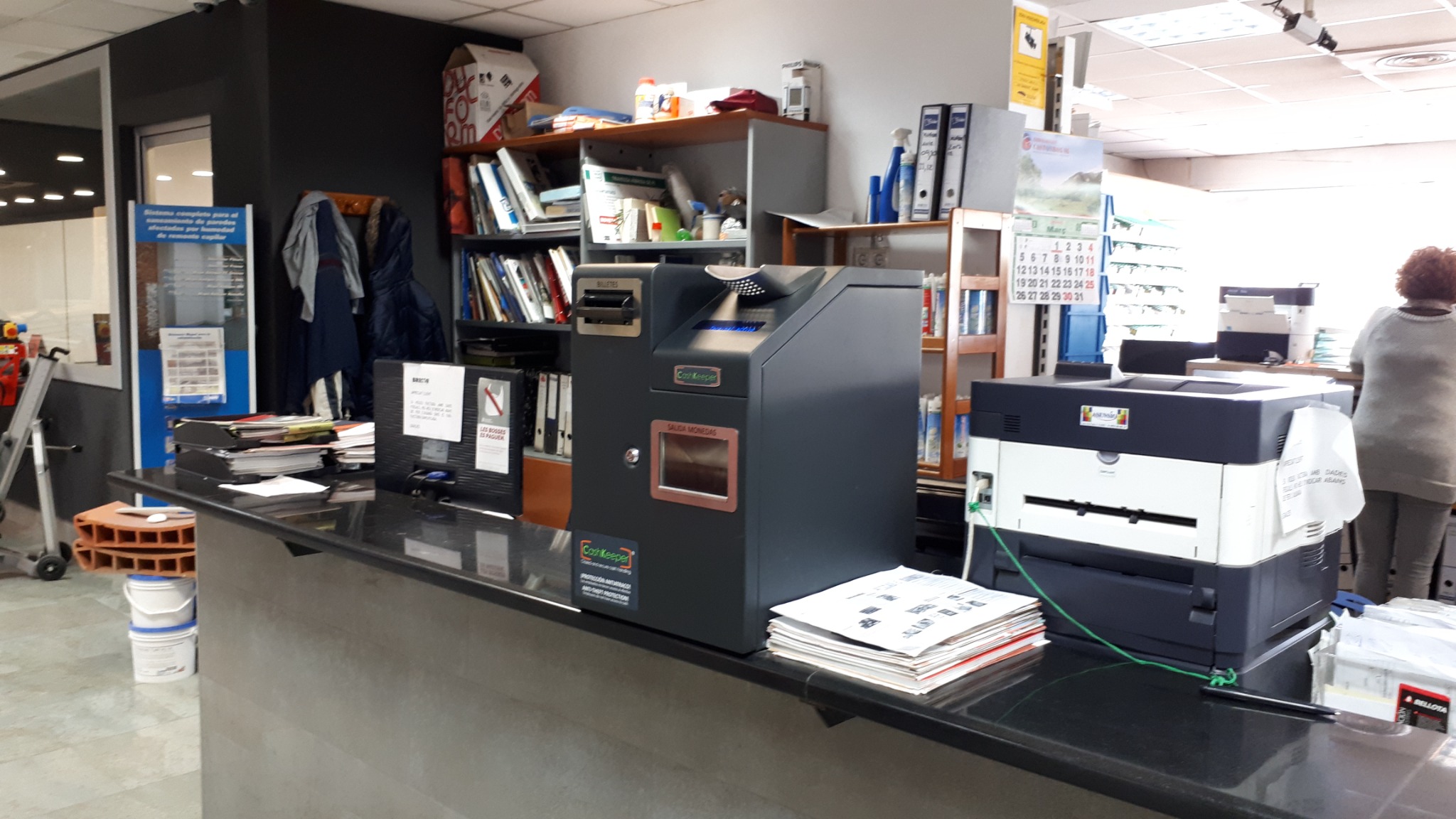 Equip CashKeeper damunt el taulell d’un comerç