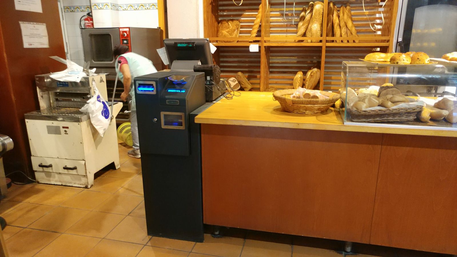 CashKeeper instal·lat al costat d’una vitrina de fleca