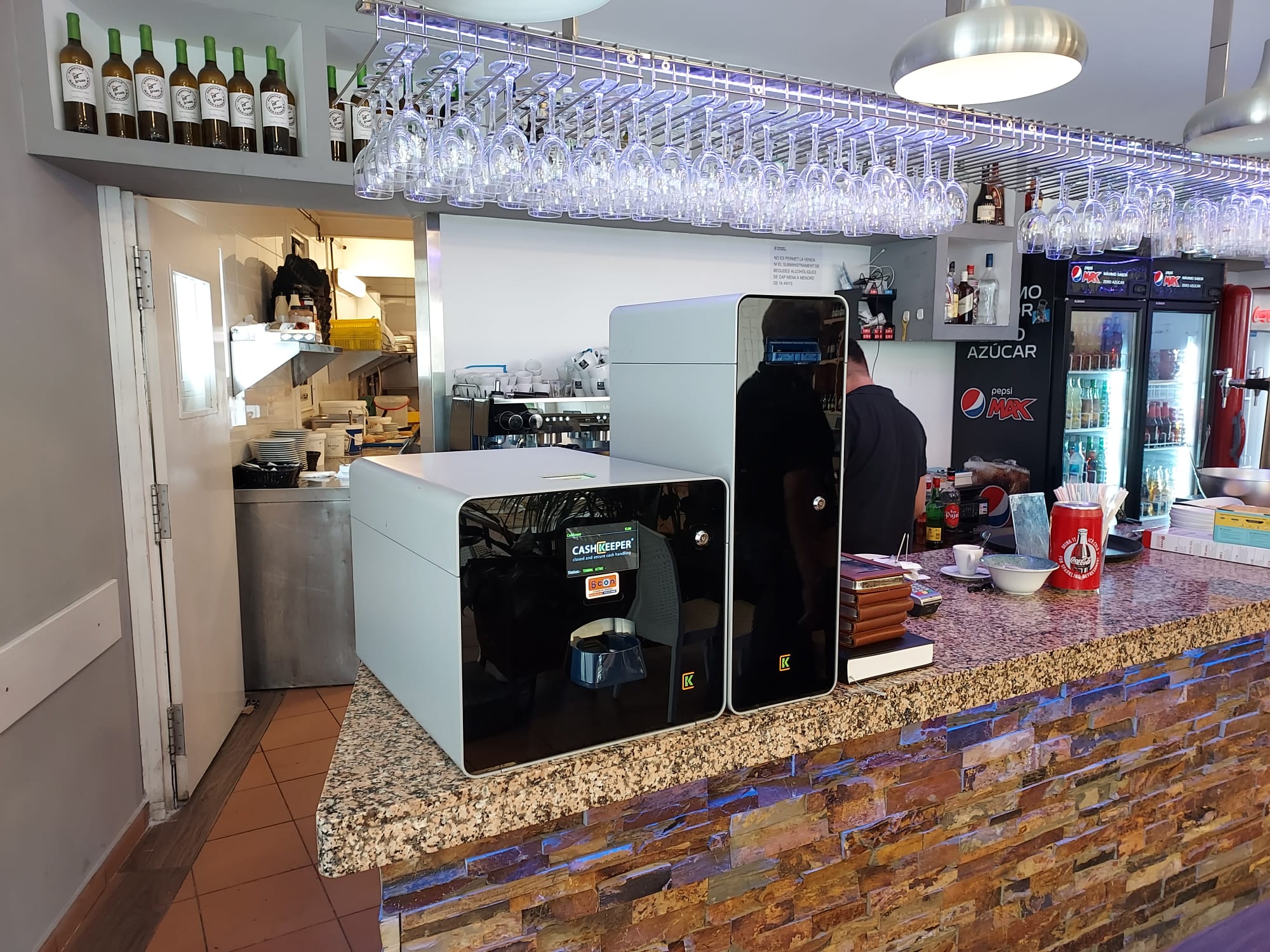 CashKeeper instal·lat al taulell d’un establiment d’hostaleria