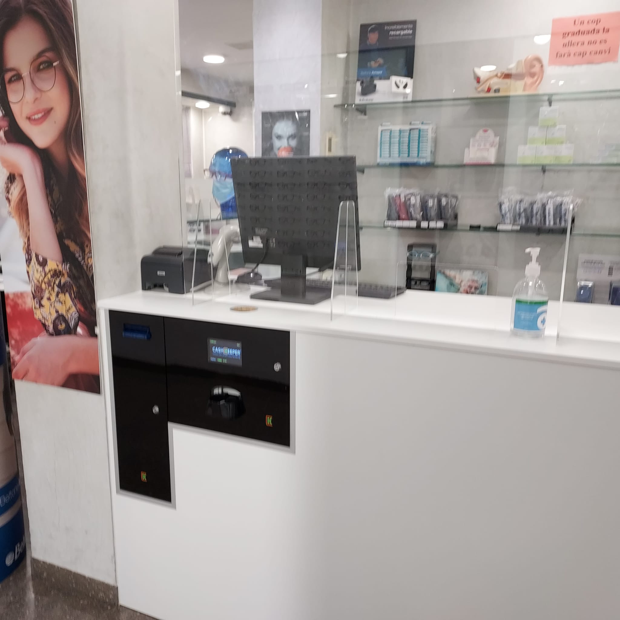 CashKeeper al costat d’una zona de parafarmàcia