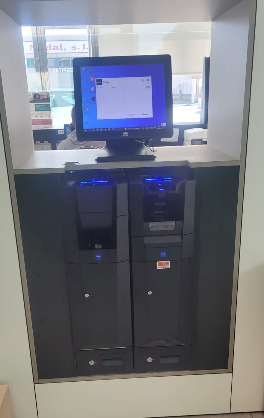 Calaix automàtic Glory en una instal·lació de comerç