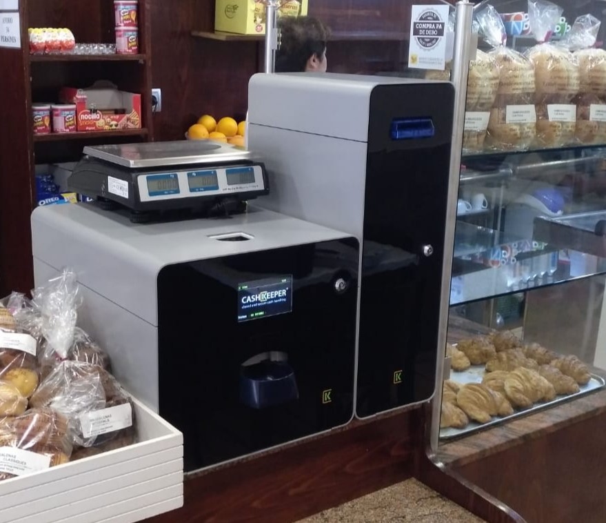 CashKeeper instal·lat al taulell d’una botiga d’alimentació