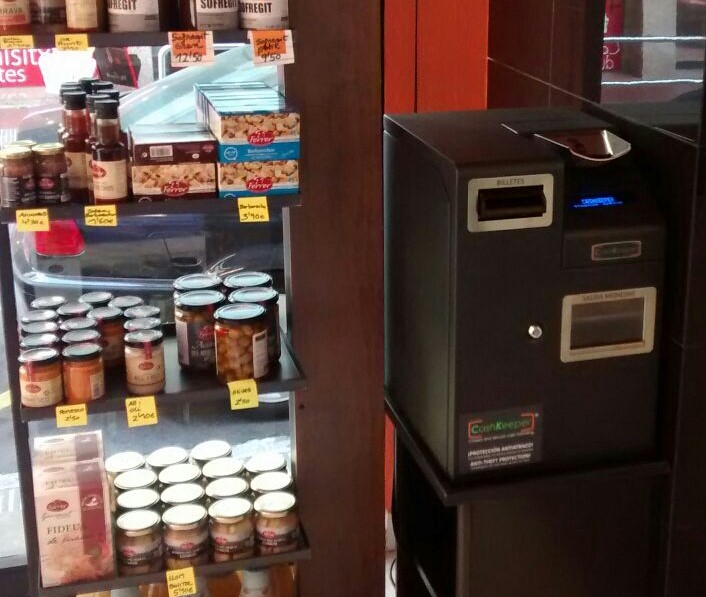 CashKeeper en comercio de productos alimentarios junto a estanterías