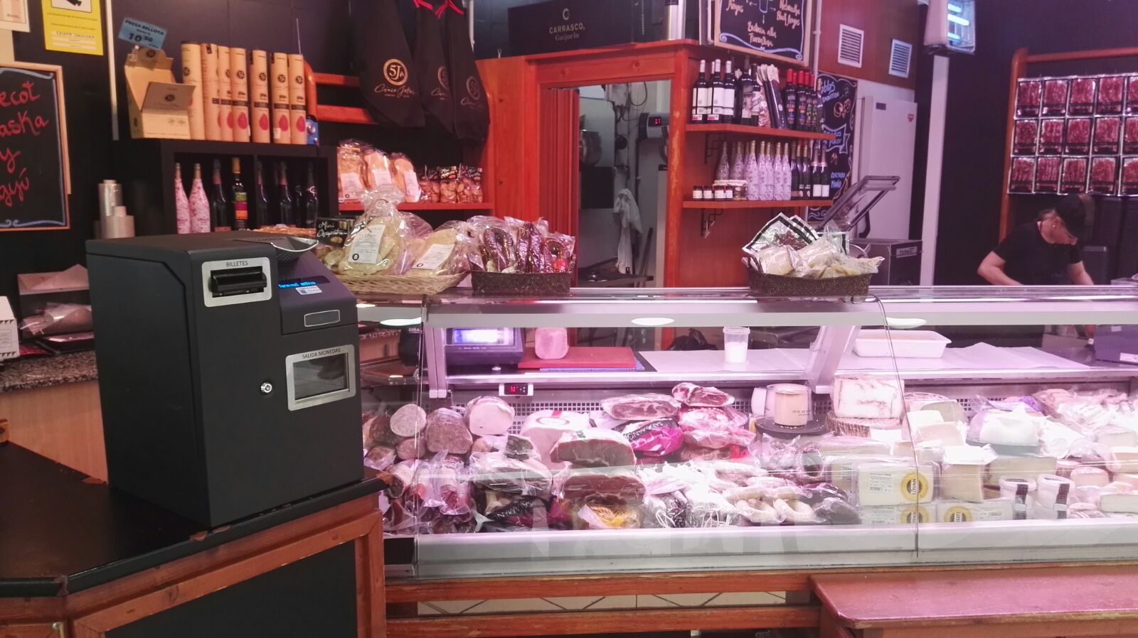 CashKeeper y vitrina de productos frescos en un comercio de alimentación