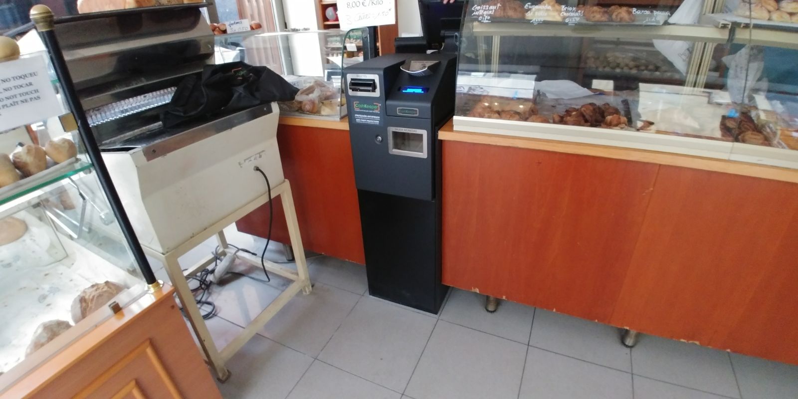 CashKeeper junto al mostrador de una panadería