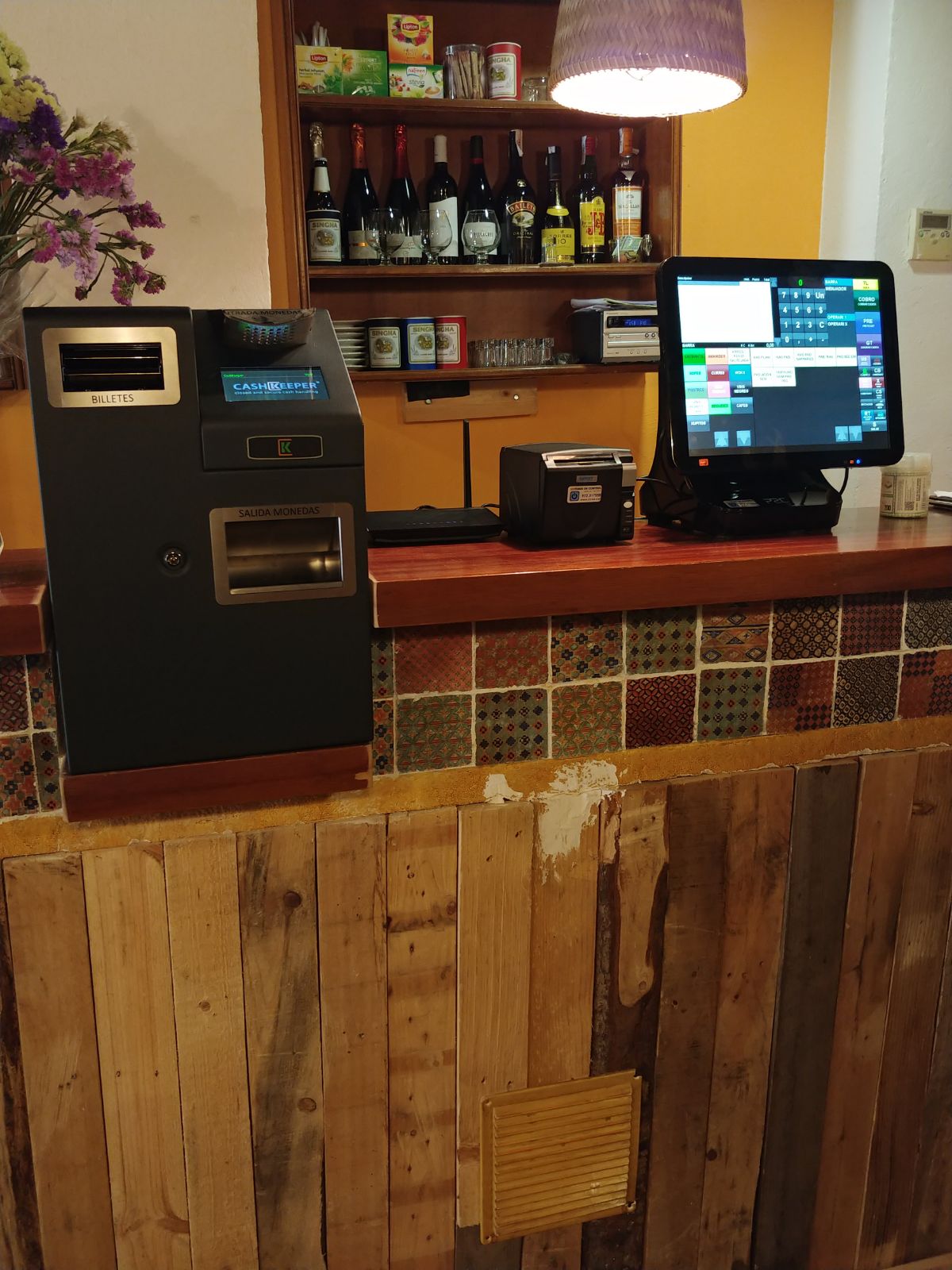 CashKeeper y terminal TPV en el mostrador de un cliente de hostelería