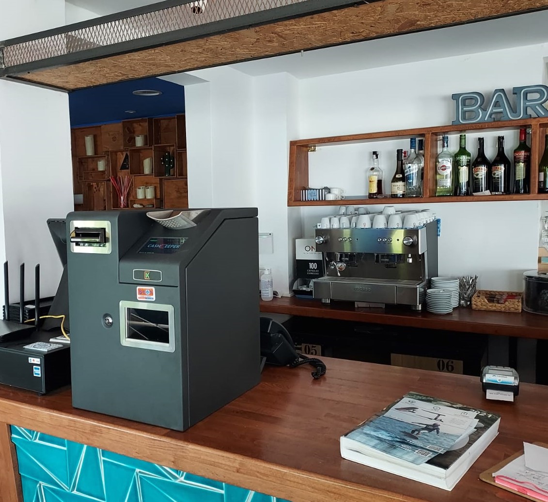 CashKeeper en una barra de hostelería junto al punto de venta