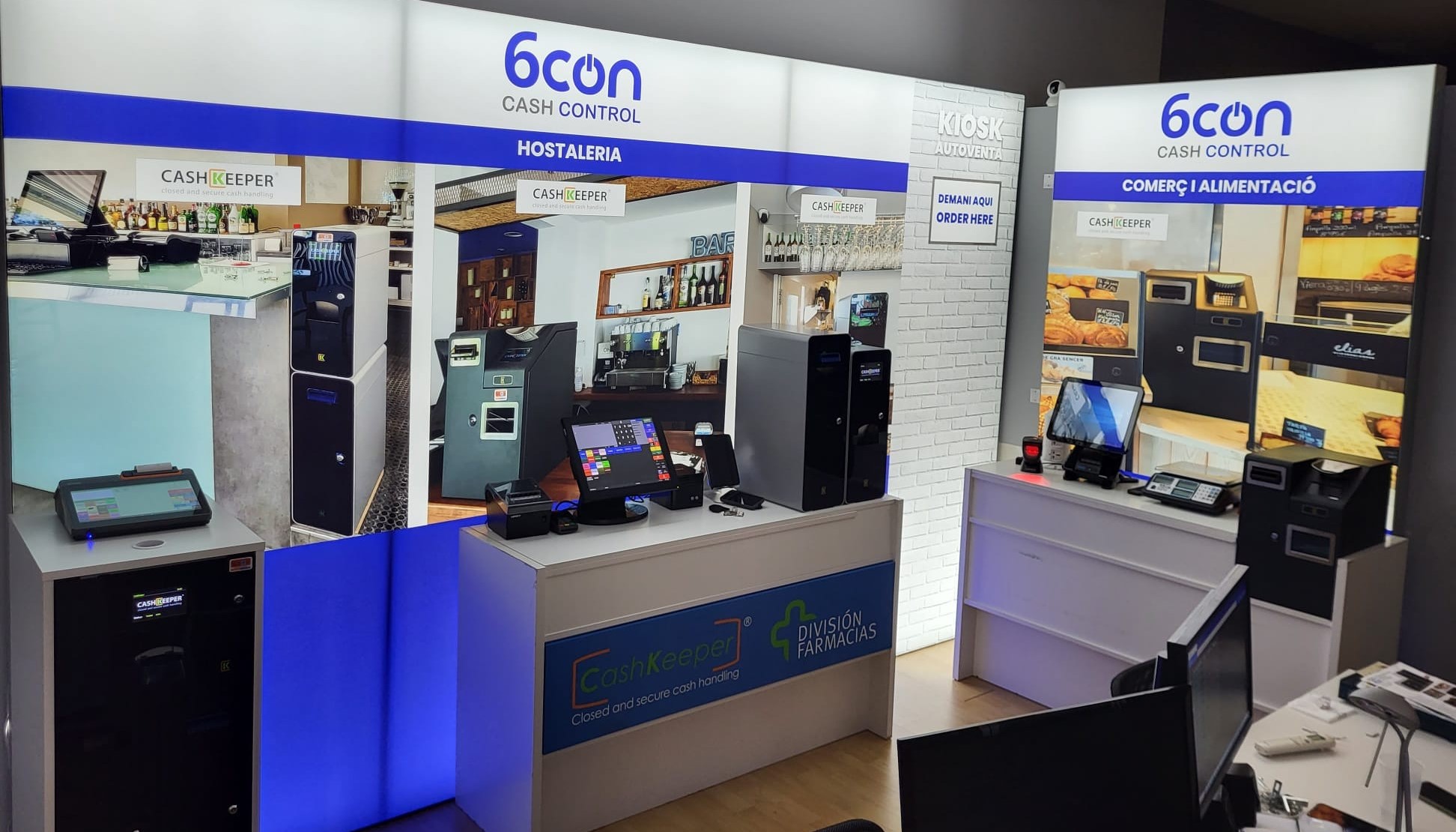 Showroom de 6CON con equipos de cobro y puntos de venta