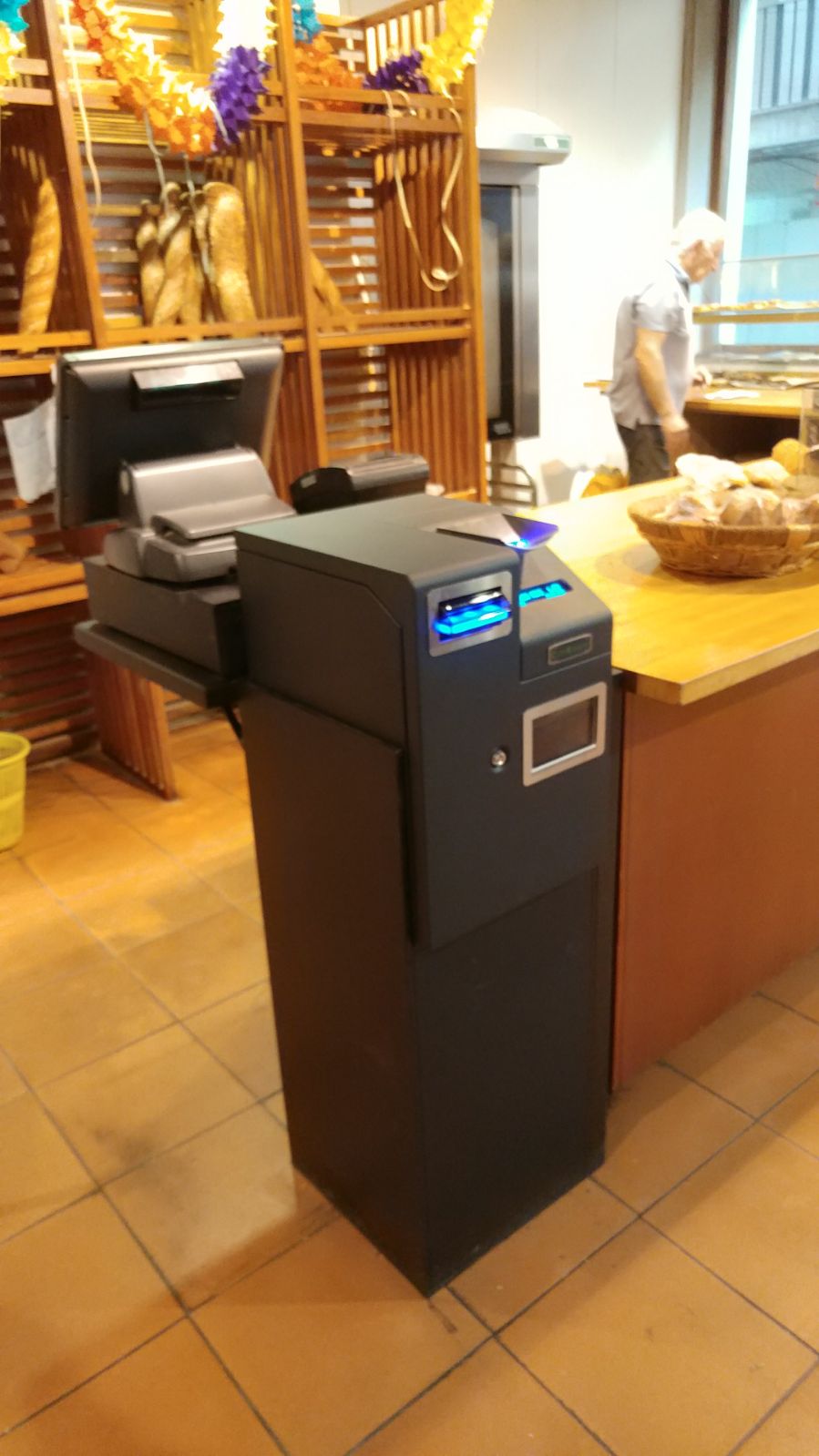 CashKeeper independiente junto al punto de venta de una tienda de alimentación