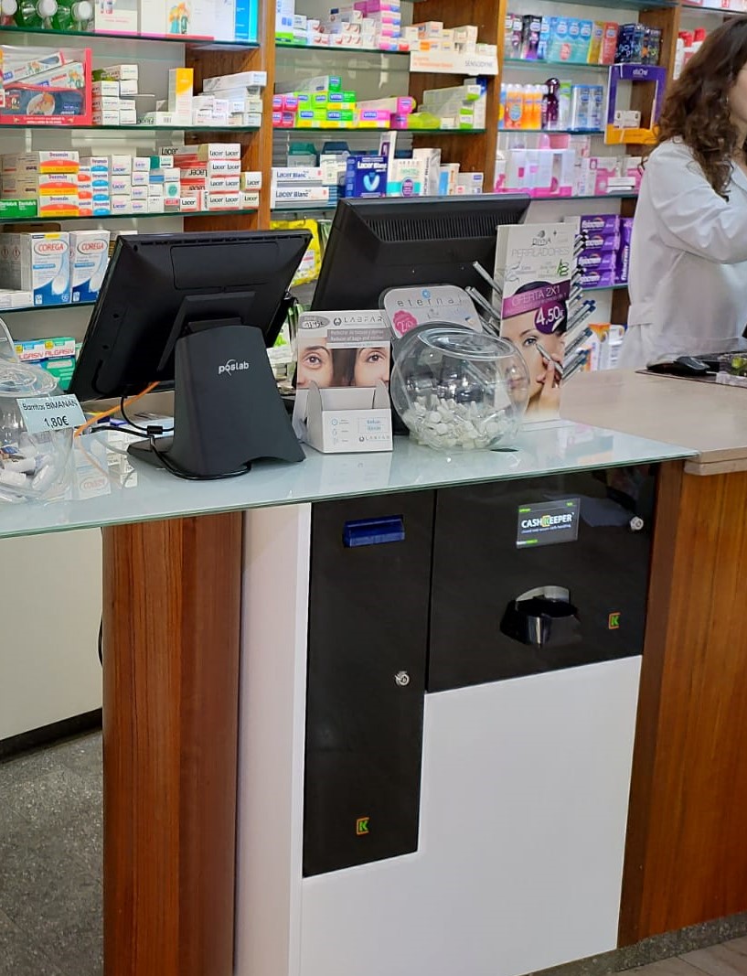CashKeeper bajo el mostrador de una farmacia