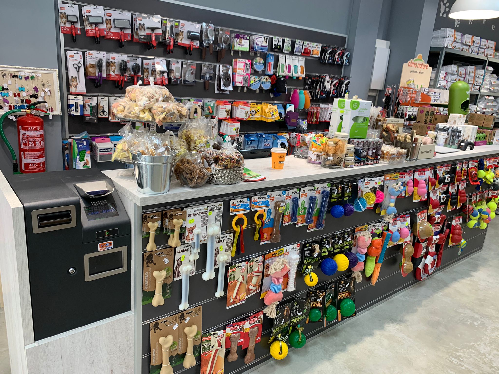 CashKeeper en el área de caja de una tienda para animales