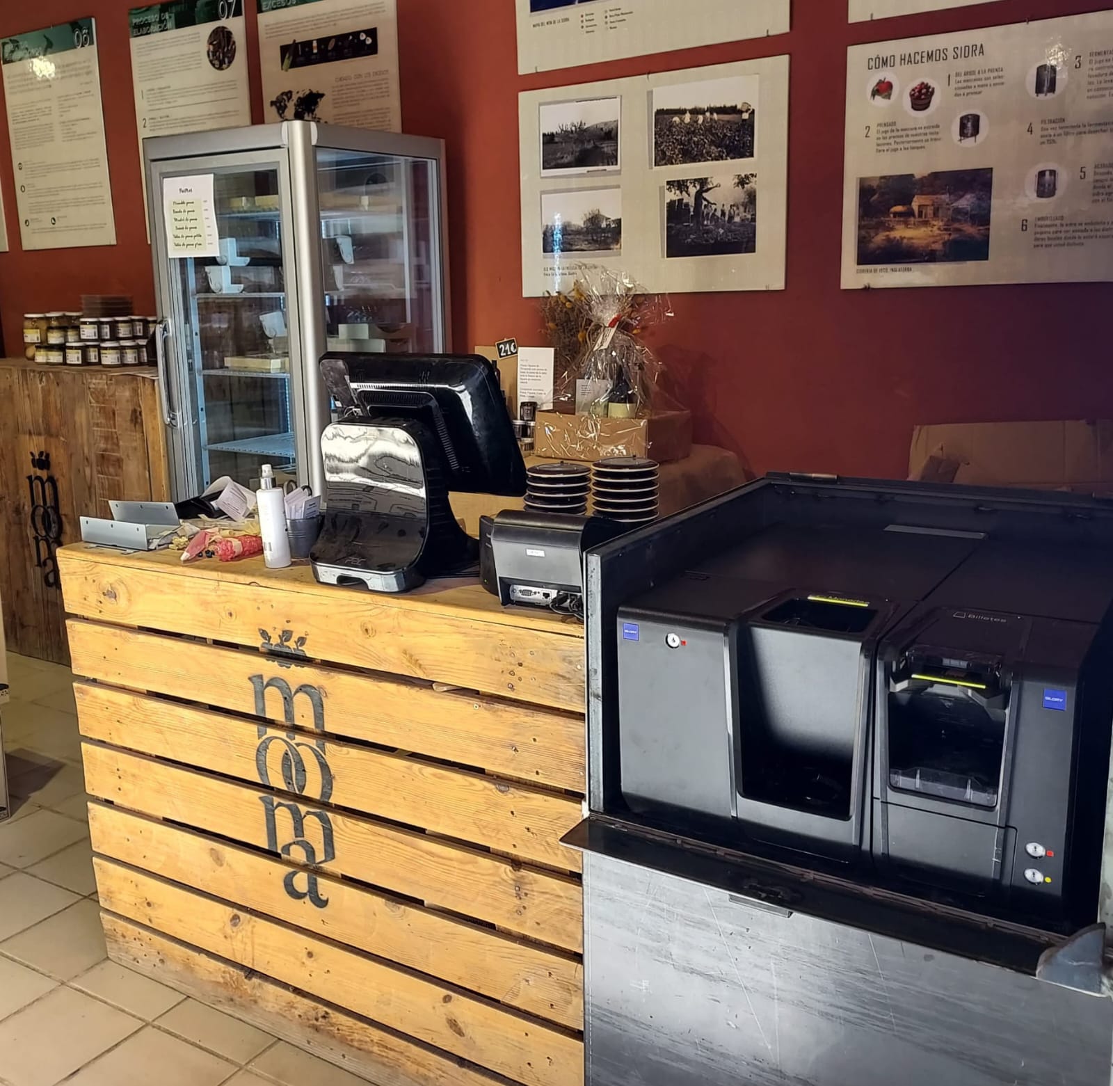 Cajero Glory en una instalación de alimentación