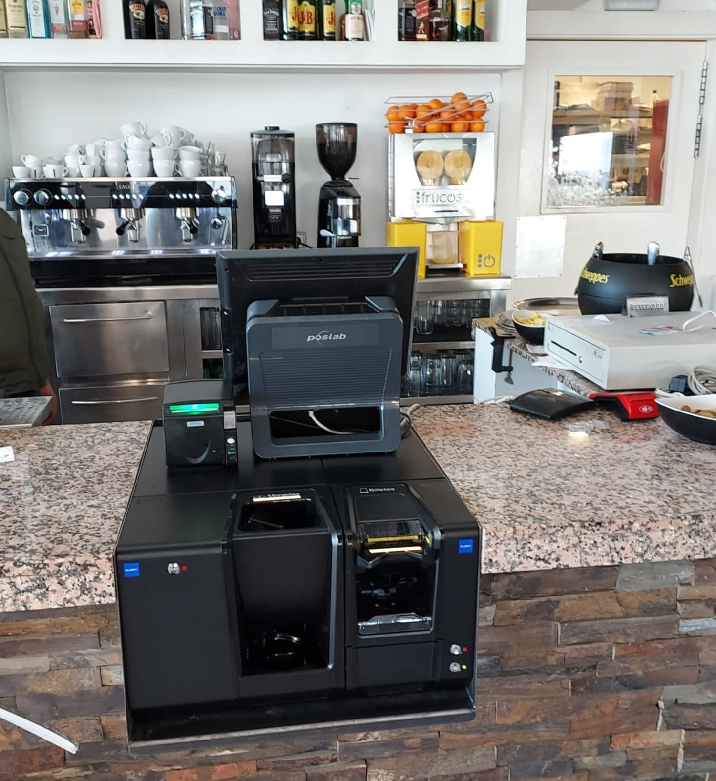 Cajero Glory en una instalación de hostelería